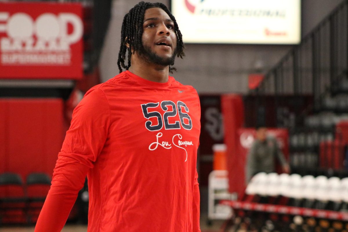 Zuby Ejiofor warms up in a Lou Carnesecca-inspired shooting shirt. 
Torch Photo / James Williams